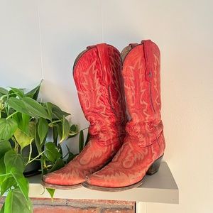 Statement making red cowgirl boots ♥️